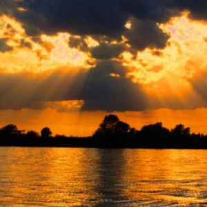 Impresionante Atardecer Sobre el Agua