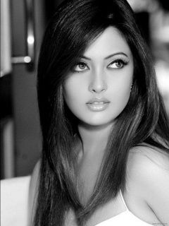 Retrato Elegante en Blanco y Negro