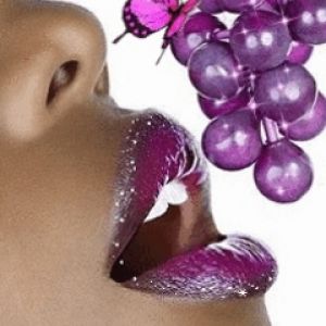 Labios Vibrantes y Mariposa