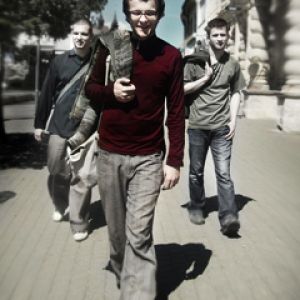 Hombres Jóvenes con Estilo Caminando