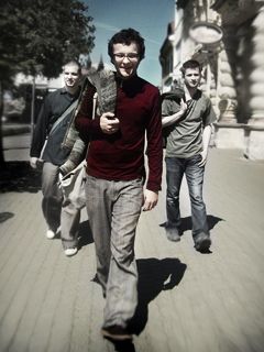 Hombres Jóvenes con Estilo Caminando
