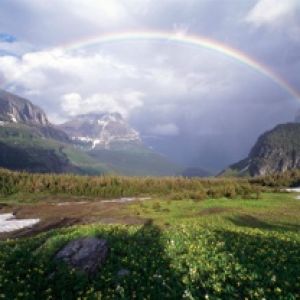 Paisaje Montañoso con Arcoíris