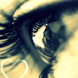 Primer Plano de Ojo con Corazón