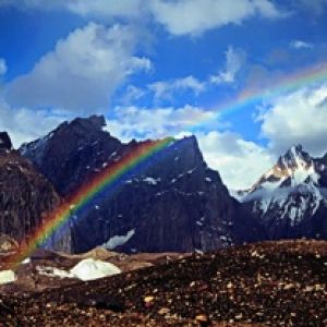 Majestuoso Arcoíris Sobre Montañas