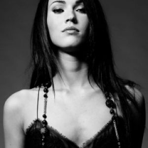 Retrato Elegante en Blanco y Negro