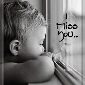 Niño Emocional Mirando por la Ventana