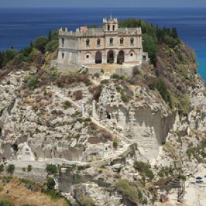 Castillo Histórico en el Acantilado