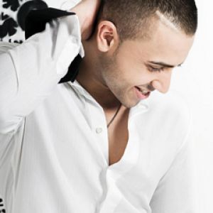 Hombre Estiloso en Camisa Blanca
