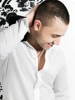 Hombre Estiloso en Camisa Blanca
