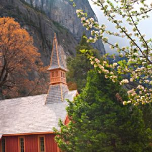 Encantadora Iglesia Roja en la Naturaleza