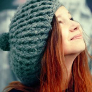 Chica encantadora con gorro de lana