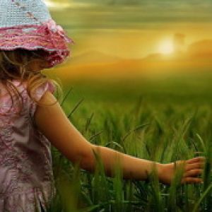 Niña en un Campo al Atardecer
