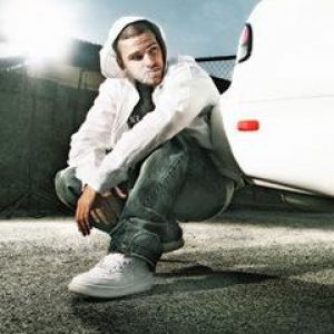 Chico Urbano Estiloso con Coche