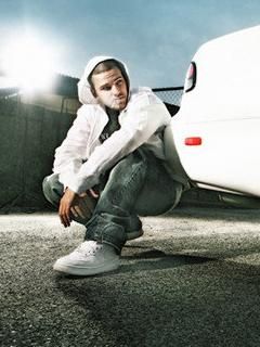 Chico Urbano Estiloso con Coche
