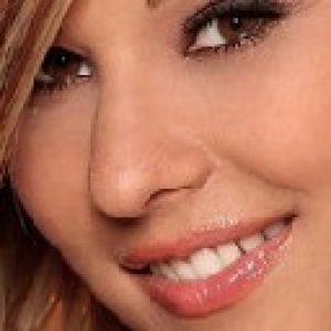 Mujer Sonriente y Hermosa