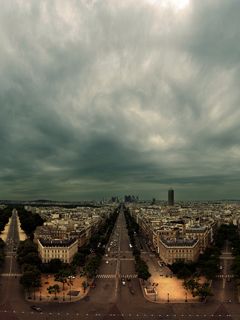 Horizonte de París con Nubes Dramáticas
