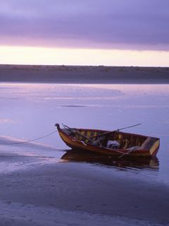 Barco Sereno al Atardecer