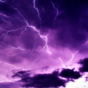 Tormenta de Rayos Morados