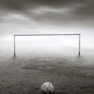 Portería de Fútbol en Paisaje Nublado