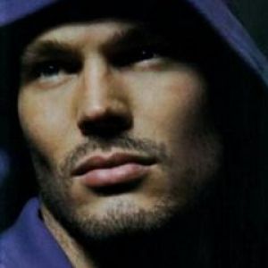 Hombre Estiloso con Sudadera
