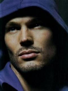 Hombre Estiloso con Sudadera