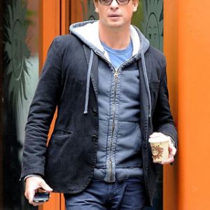 Hombre Estiloso con Café