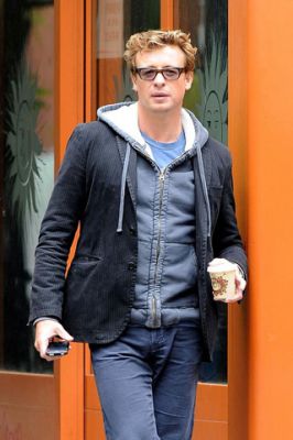 Hombre Estiloso con Café