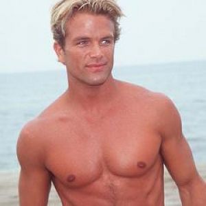 Hombre Estiloso en la Playa
