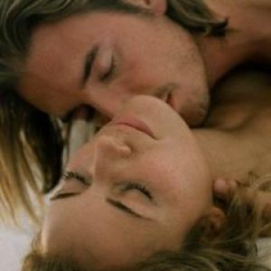 Abrazo Romántico de Pareja