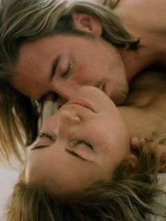 Abrazo Romántico de Pareja