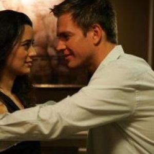 Abrazo Romántico de Pareja