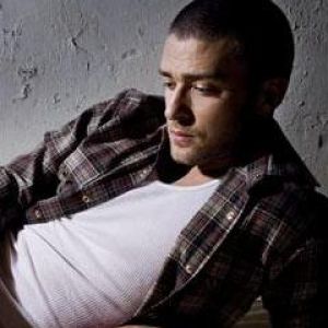 Hombre Estiloso en Ropa Casual