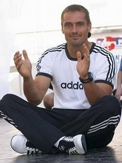 Atleta en ropa Adidas