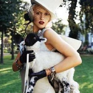 Mujer de moda con oveja
