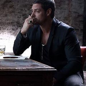 Hombre Elegante en Pose Reflexiva
