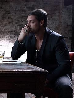 Hombre Elegante en Pose Reflexiva