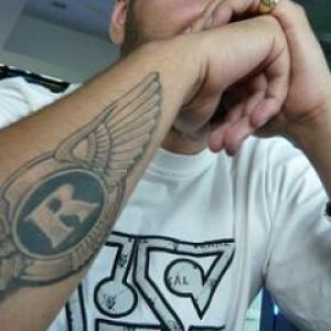 Hombre Estiloso con Tatuaje