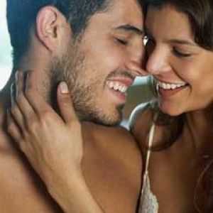 Pareja Romántica Abrazándose