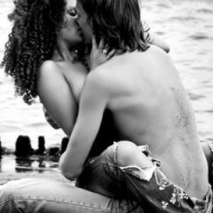 Beso romántico en la playa