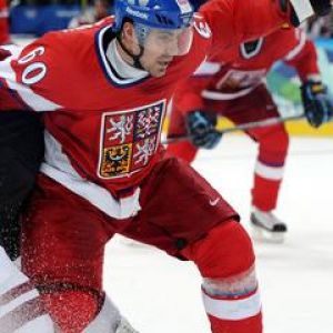 Jugador de Hockey Checo en Acción