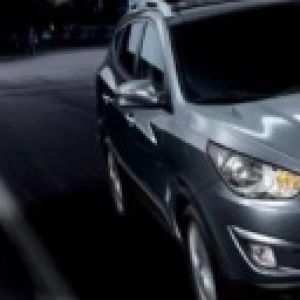 SUV Plateado Elegante de Noche