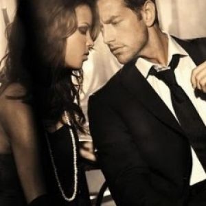 Pareja Romántica en Atuendo Elegante