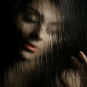 Chica Misteriosa Detrás del Cristal