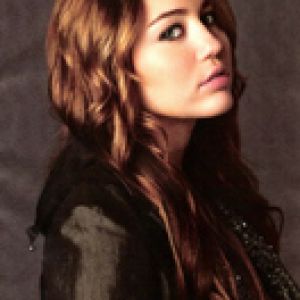 Retrato glamuroso de una joven