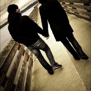 Pareja Caminando de la Mano