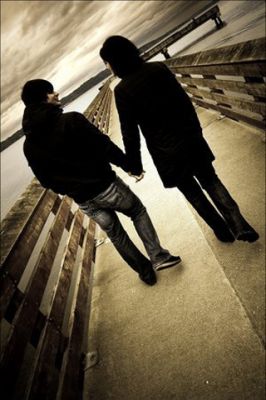 Pareja Caminando de la Mano