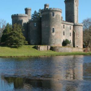 Castillo Majestuoso Reflejado