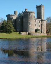 Castillo Majestuoso Reflejado