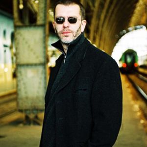 Hombre Estiloso con Gafas de Sol