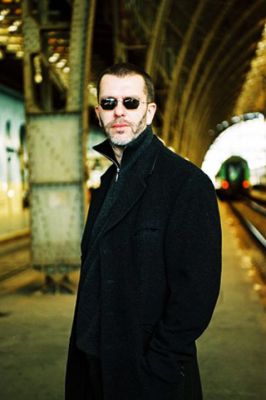 Hombre Estiloso con Gafas de Sol